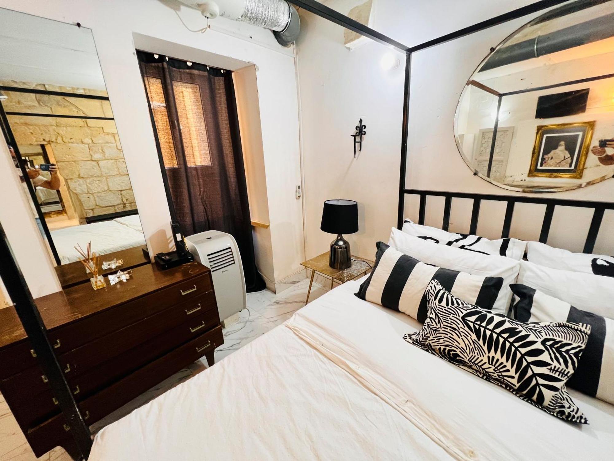 Charming Townhouse Prime Area Valletta Apartamento Exterior foto